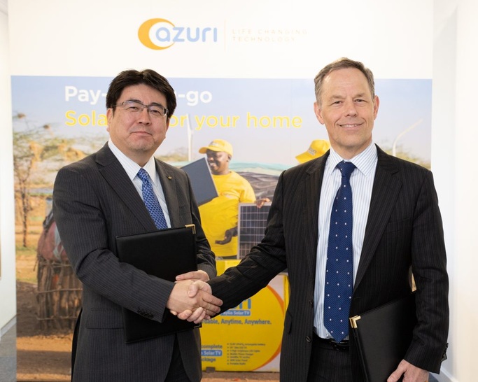 Yoshiaki Yokota, COO of Marubeni Corporation, and Simon Bransfield-Garth, Azuri’s CEO, after signing. - © Azuri Technologies
