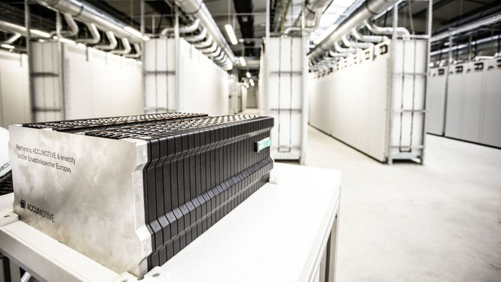 Before lithium batteries are used for electric cars they are utilized for stationary energy storage at Enercity in Hannover.