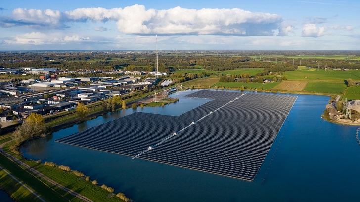 14.5MW floating PV installation Sekdoorn near the Dutch city of Zwolle. - © BayWa r.e.
