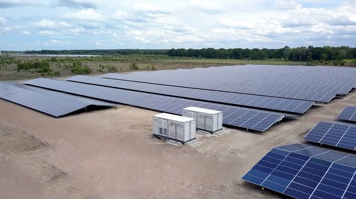 Kristal Solar Park in Bommel/Belgium consists of nine different plots and supplies electricity to a zinc smelting manufacturer. - © Sungrow
