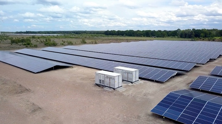 Kristal Solar Park in Bommel/Belgium consists of nine different plots and supplies electricity to a zinc smelting manufacturer.