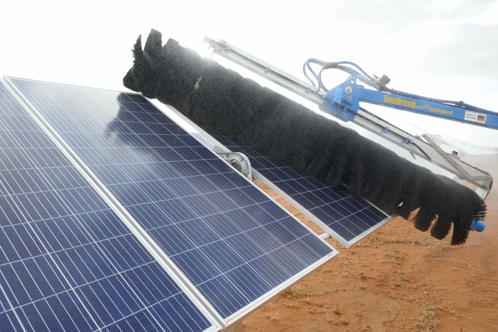 The X500 can clean protruding parts just like the brushes of a car wash avoid the wing mirrors.