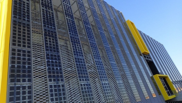 This solar facade was build with solar modules by CS Wismar. - © Générale de Solaire
