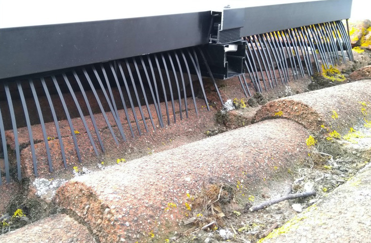 The strips of UV-resistant HDPE plastic are available with needles 10 (and now also 20) centimetres long.