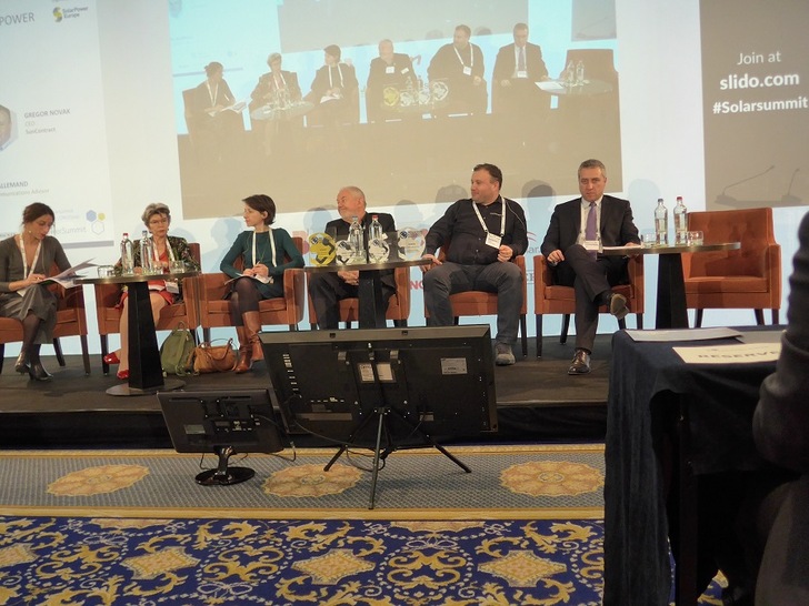 Lively discussion about digitalisation at the Solarpower Summit in Brussels (from left): Aurélie Beauvais (Solarpower Europe), Megan Richards (EU Kommission), Mathilde Lallemand (ENTSO-E), Steve Blum (Smart Energy Council), Gregor Novak (Sun Contract), Leonardo Botti (ABB). - © H.C.Neidlein
