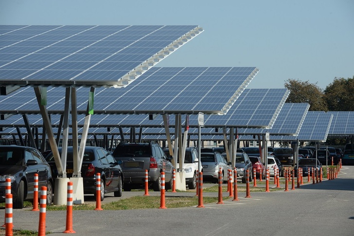 66 solar carports with 4 MW for 1,350 vehicles have been installed at Weeze Airport in Germany.