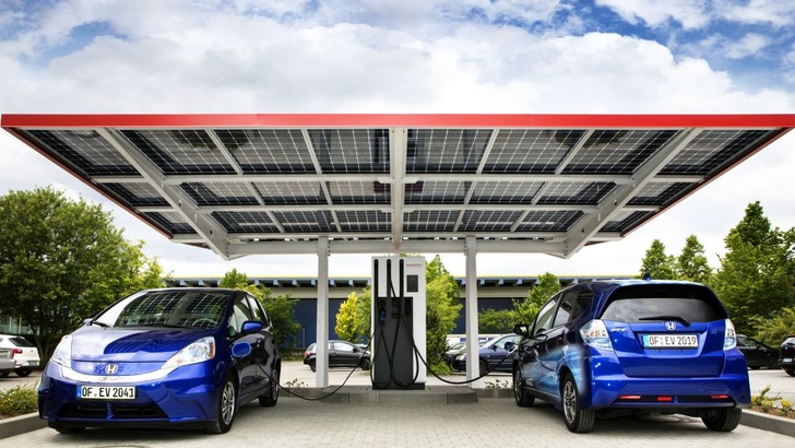 High-voltage charging station for up to four electric cars and two e-scooters or e-bikes with solar rooftop in Offenbach/Germany. - © Honda
