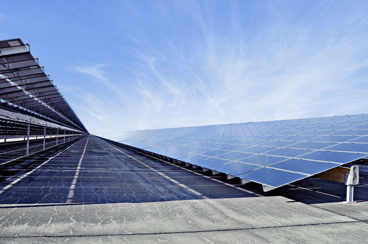 The Power Plant Manager controls energy generation, storage and consumption with regard to the point of interconnection.