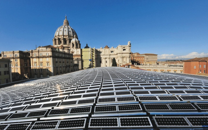 Rome hosts on the rooftop of the “Paul VI” Audience Hall in the Vatican City an elegant PV array comprised of 2,394 ad-hoc modules with 220 kW. - © Solarworld
