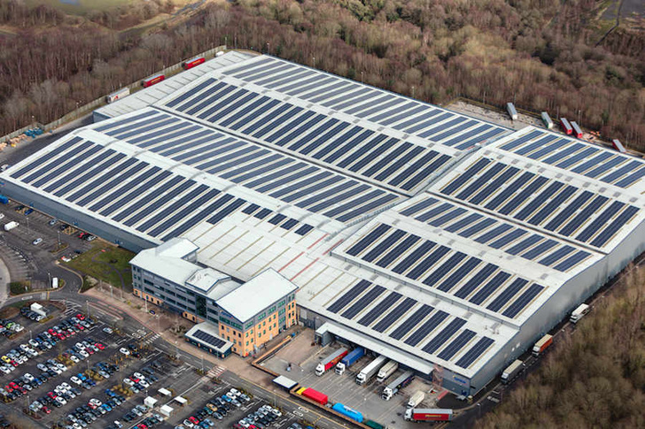 3.8 MW rooftop PV plant on Lyreco’s 15-acre National Distribution Centre in Telford, UK. - © EvoEnergy
