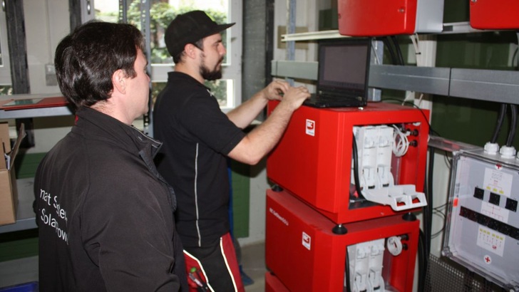 The dream team installing six battery packs. - © HS
