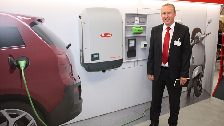 Martin Hackl of Fronius shows a fine solution to use solar energy for electric cars directly.