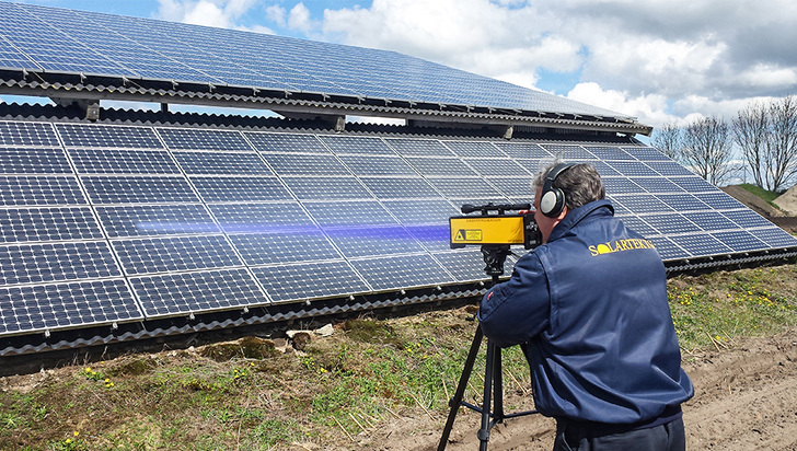 The laser beam makes it possible to both generate wiring layouts and localise faulty solar panels. 