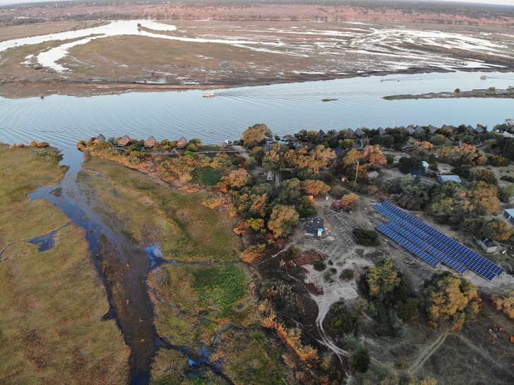 Chobe Water Villas significantly reduces energy costs through a combined PV storage system. - © Cronimet
