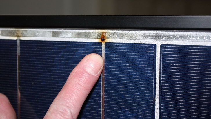 This tiny spot is a mayor hazard for the module.