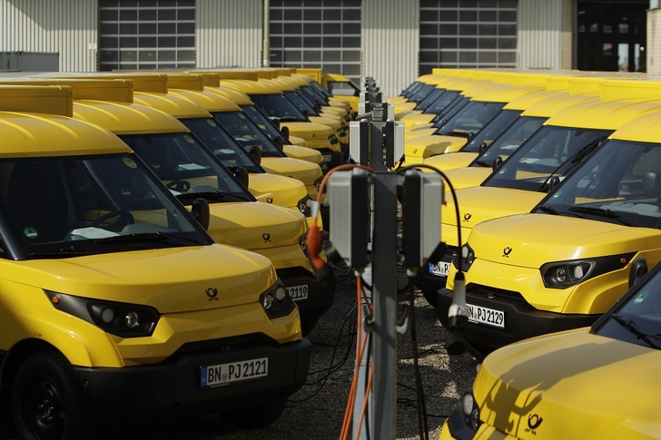 24 electric vans are delivering parcels in downtown Bochum. Until the end of the year Deutsche Post DHL Group will operate 2,000 StreetScooters. - © Deutsche Post DHL Group
