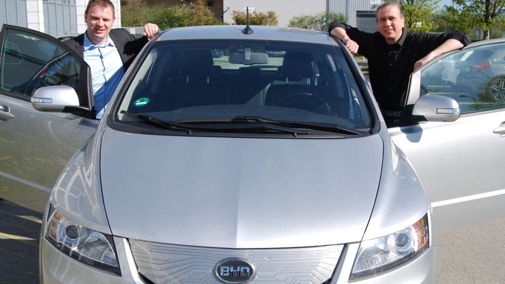 Franz-Josef Feilmeier, CEO of Fenecon (left) and editor-in-chief Heiko Schwarzburger enjoy driving the BYD E6. - © Jörg Möller
