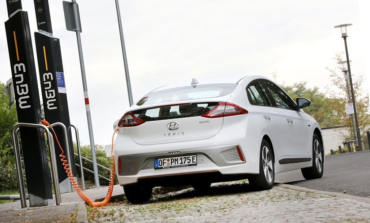 EnBW service charging station for the new Hyundai IONIQ Elektro. Two cars can be loaded simultaneously.