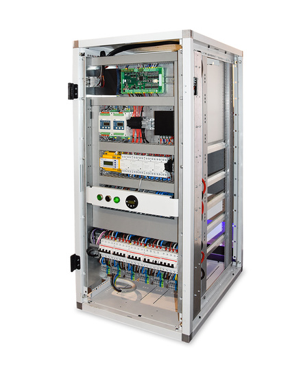 The ecoBatterySystem also has a main disconnector and is able to form a stand-alone network.