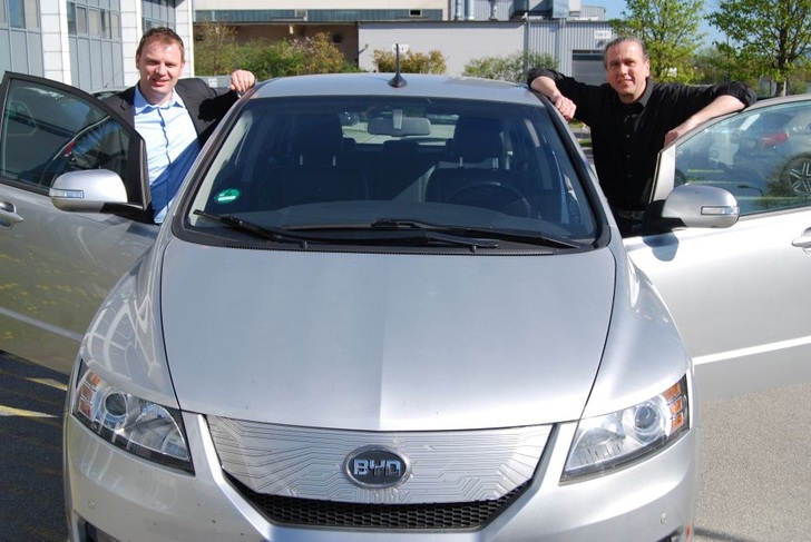 Fenecon boss Franz Feilmeier (left) and Heiko Schwarzburger from pv Europe are ready to start with the electric car BYD E6. - © Jörg Moeller
