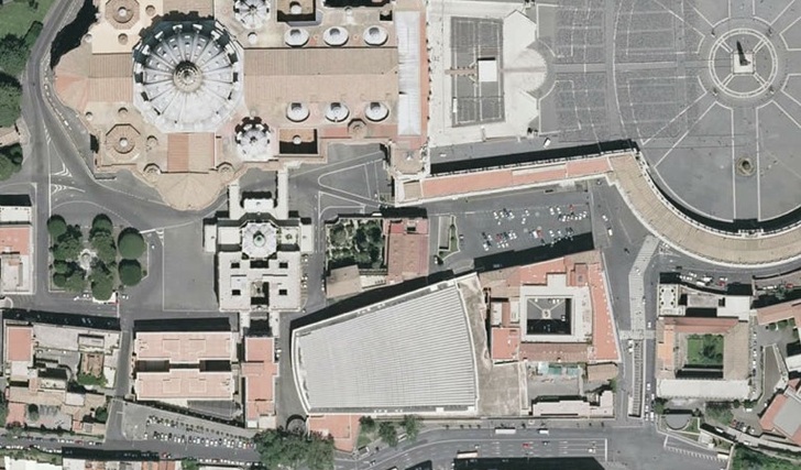 The photovoltaic array on the rooftop of ‘Paul VI’ Audience Hall in the Vatican City is visible on the bottom part of the photograph. - © Pagliaro
