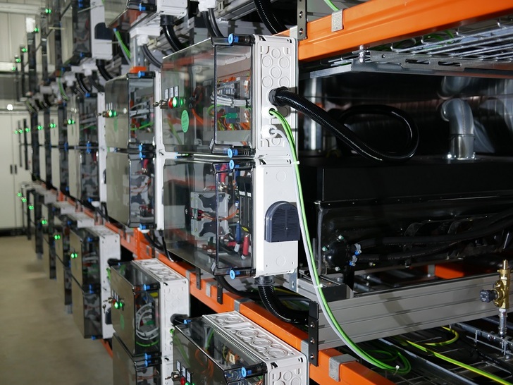 The first strands ot the new stationary battery storage system are connected to the grid.