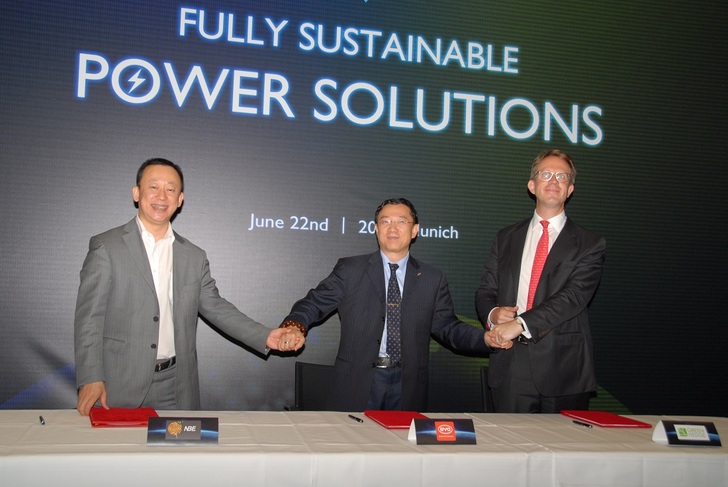 At Intersolar Europe BYD signed a strategic cooperation memorandum of understanding for the realization of a 150 MW energy storage project in UK with New Balance Energy Technology Co. Ltd. (Shanghai) and UK’s clean energy project developer Green Hedge (center: Tom Zhao of BYD).