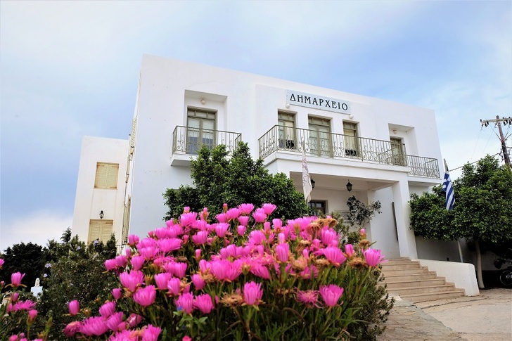 The town hall of the Greek island of Kythnos.