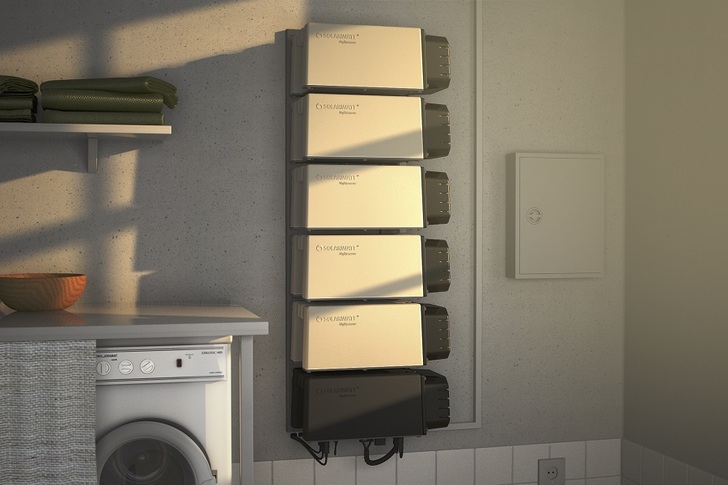 The new energy storage system MyReserve Matrix from Solarwatt has a modular design with a battery module and a command power box (buttom).