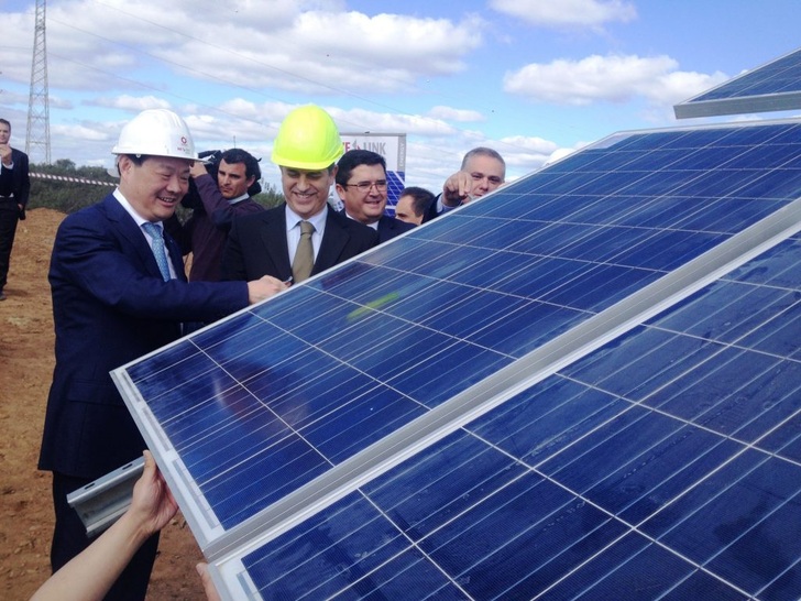 Chaiman Peng of CTIEC and Portugal’s Minister of Economy, Manuel Caldeira Cabral at the signing of the EPC deal earlier this year.