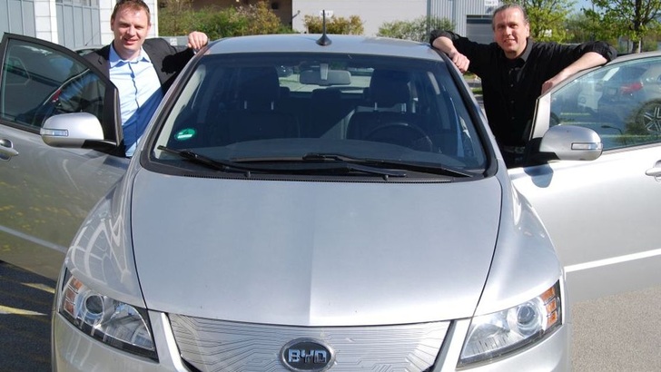 The author (right) and Franz Feilmeier, CEO of Fenecon, check a BYD car. - © JM
