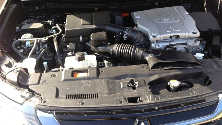 Insight into the engine and the battery of a Mitsubishi Outlander hybrid.