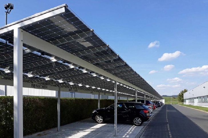 See here the monopitch roof construction consisting of an aluminium system with semi-transparent glass-glass modules.