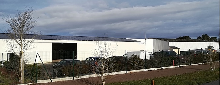 The 40.6 kW PV installation is installed on the roof of a municipal technical service provider in the municipality of Pénestin. 