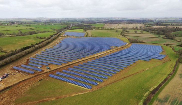 The Caswell facility was built on former farmland, and its 6 MW power make it the biggest of the new Athos Solar parks in Great Britain.