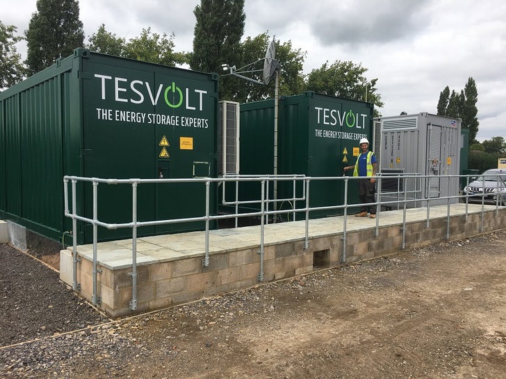 Temperature-controlled containers protect the Tesvolt battery storage systems from the effects of weather. - © Arun Construction Services
