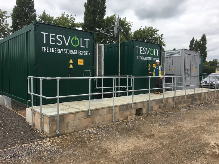 Temperature-controlled containers protect the Tesvolt battery storage systems from the effects of weather.