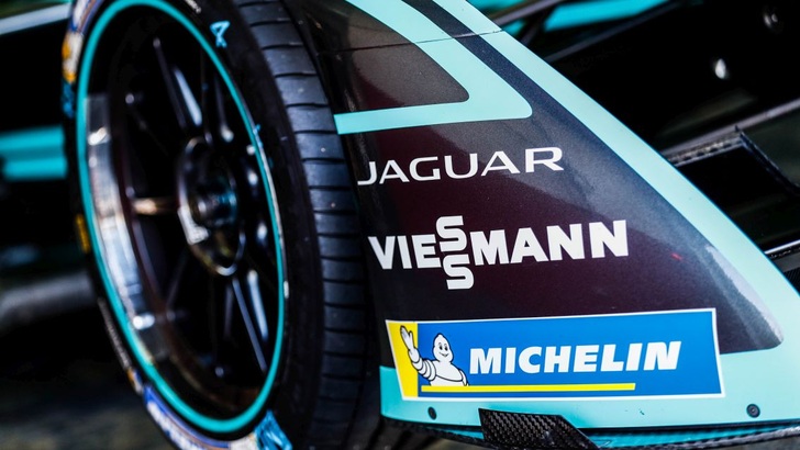The new Viessmann team drives a sportive Jaguar. - © Viessmann
