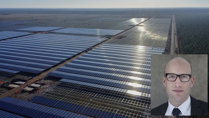 Sven Roesner is expert on the French solar market. Background: The 300 MW solar power field of Cestas, planned and run by EDF and NEOEN. It was built by Clemessy and Schneider Electric. - © Krinner, DFBEE
