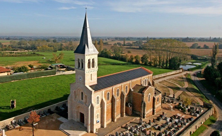 Hundreds of buildings of the Catholic Church in France are equipped with solar systems. 