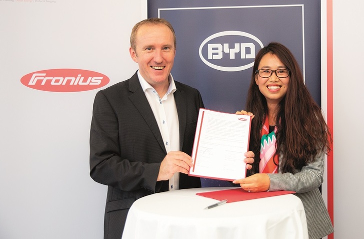 Martin Hackl, Head of Solar Energy at Fronius International and Julia Chen, Global Sales Director of BYD Batteries. - © Fronius International
