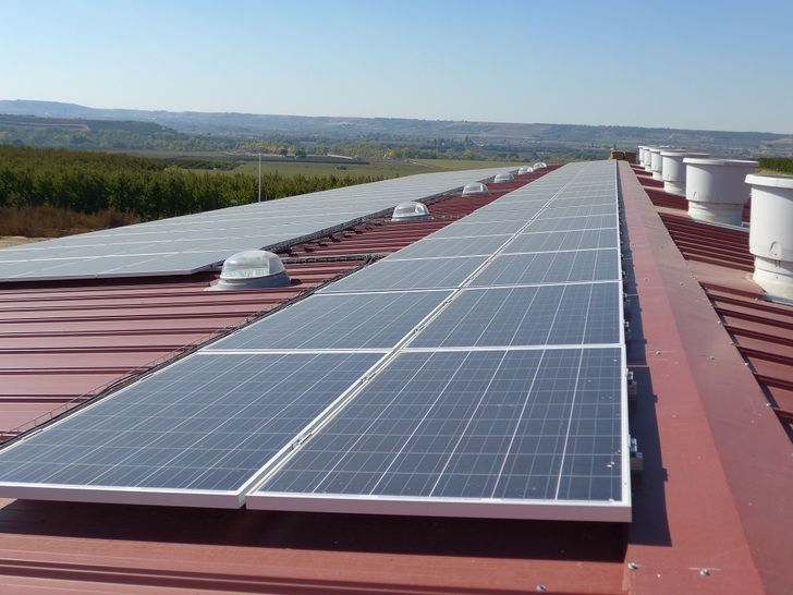 82 kW rooftop installation on a farm in Algerri, Province of Lleida, around two hours drive southwest of Barcelona. Fronius organized a field trip there friday. - © H.C.Neidlein
