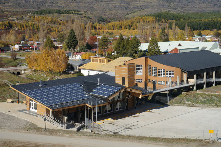 The bus termin in Chochrane has a 28.08 kW rooftop installation with solar modules from Solarnova and two Fronius Symo inverters. - © Fronius International
