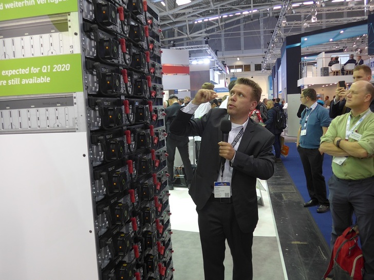 A expert delegation from the U.S. got to know improved energy storage solutions at The smarter  E Europe in Munich guided by pv Europe, here at the booth of Tesvolt. - © HCN
