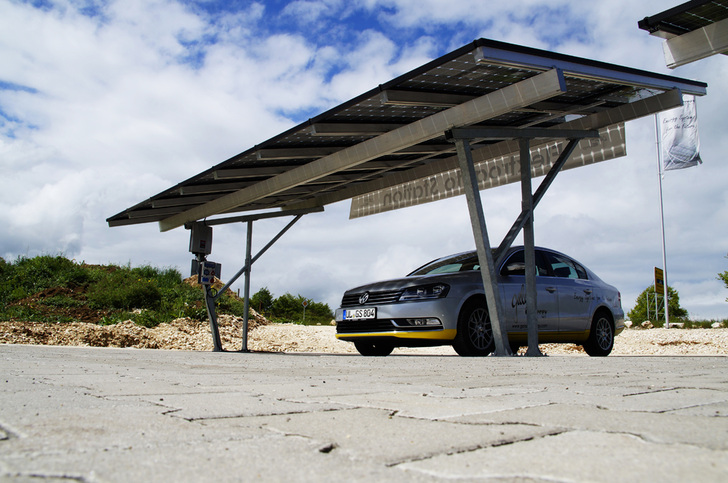 Parking and charging the electric car at once is possible with the canopy concept. - © Galaxy Energy
