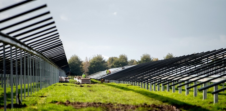 Construction of the PV plant “Zonnepark Lange Runde” in Emmen. - © Belectric
