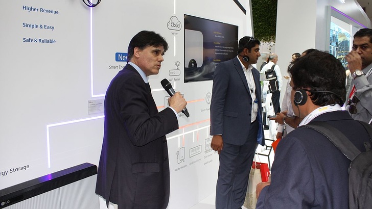 An expert of Huawei explains the new product and it's features to the visitors of Intersolar this June in Munich.