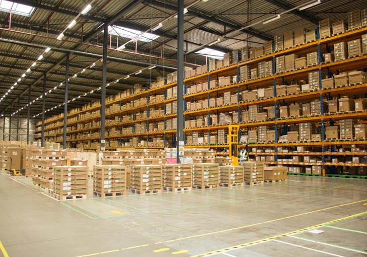 The expanded European supply center of Huawei Solar in Eindhoven/Netherlands has a warehouse facility of 10,000m. The production capacity is of over 100,000 units per month, 7,000 of which are inverters.