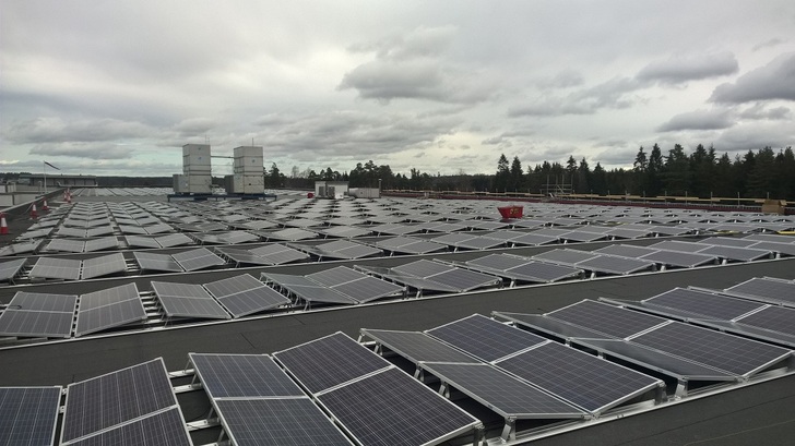 The PV modules on the rooftop of ASKO`s cold storage warehouse in Vestby are installed with aerodynamic light weight mounting systems and have east-west orientation to use the sunlight throughout the day for increased self-consumption. - © IBC Solar
