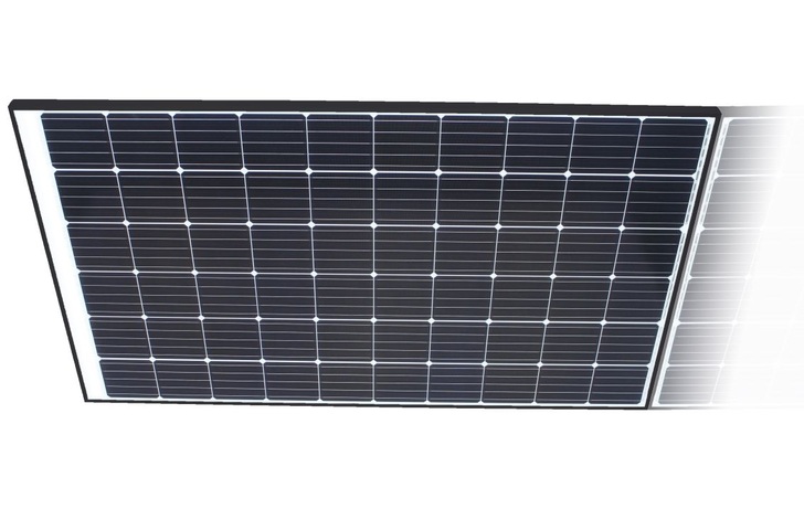 The monocrystalline cells are equipped with PERC technology.